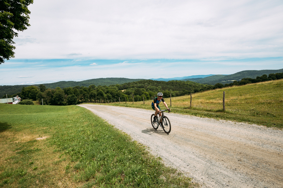 Descer uma estrada de gravilha no campo numa bicicleta de gravel com Shimano GRX limited