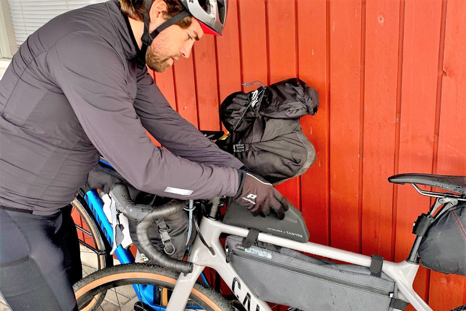 Gravelcyklist med cykeltøj, Lazer Hjelm og PRO Discover taske, færdiggør gravel cykel udstyrret med Shimano GRX-komponenter