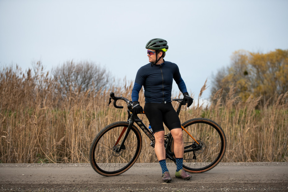 Gravelcyklisten och bloggaren Johan ”Bigmollo” Mölleborn står och hänger på sin cykel på en grusväg.