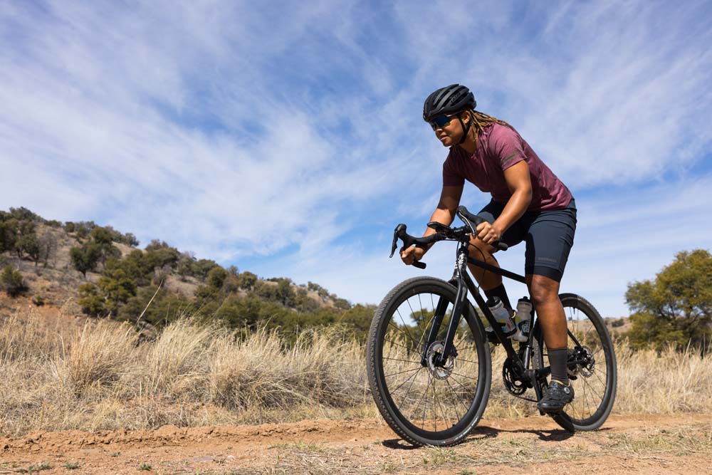Rouler sur un vélo de gravel équipé en Shimano GRX RX825 Di2 12 vitesses à travers le désert 