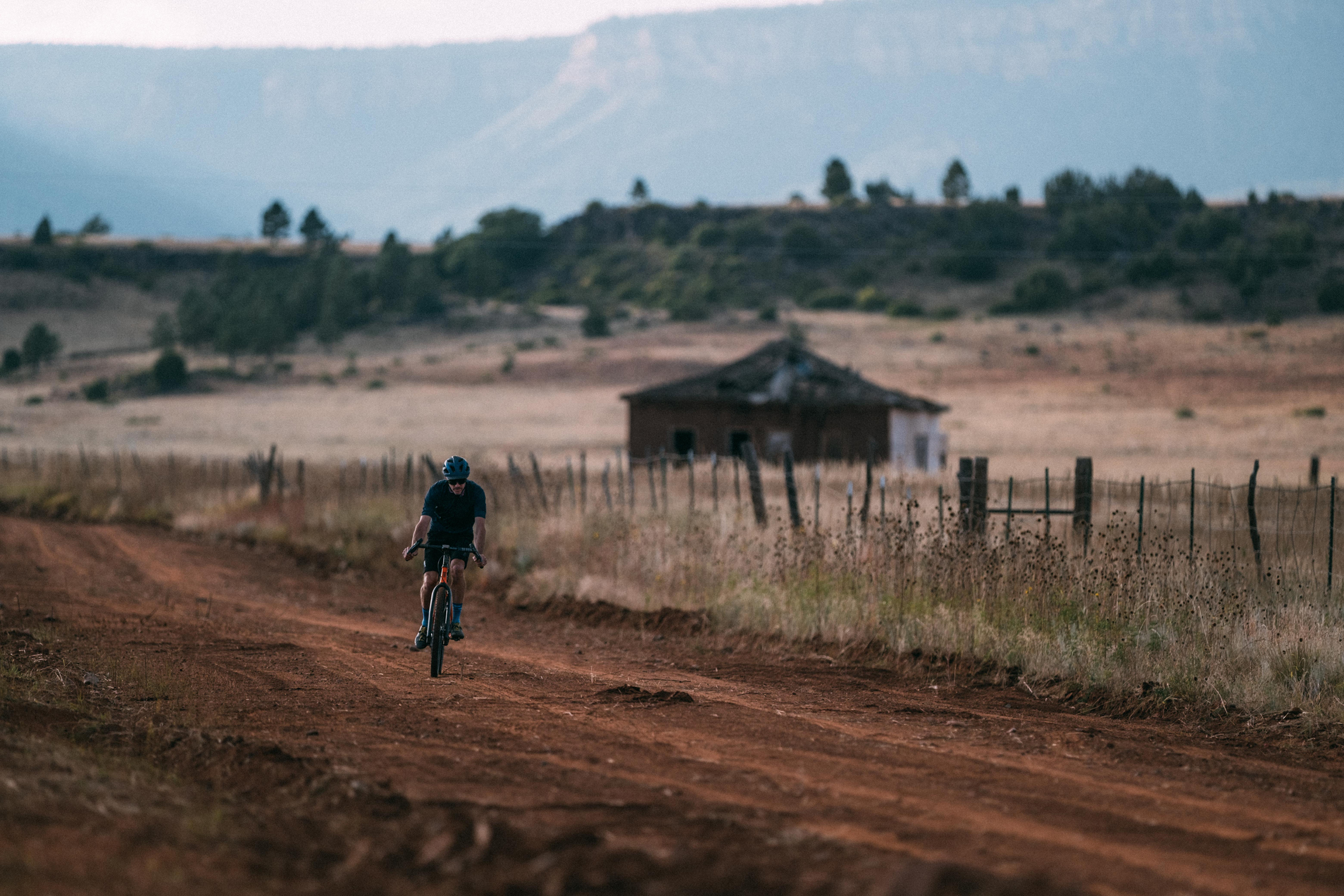 Alex Morgan rijdt op zijn gravelfiets over een onverharde weg in New Mexico