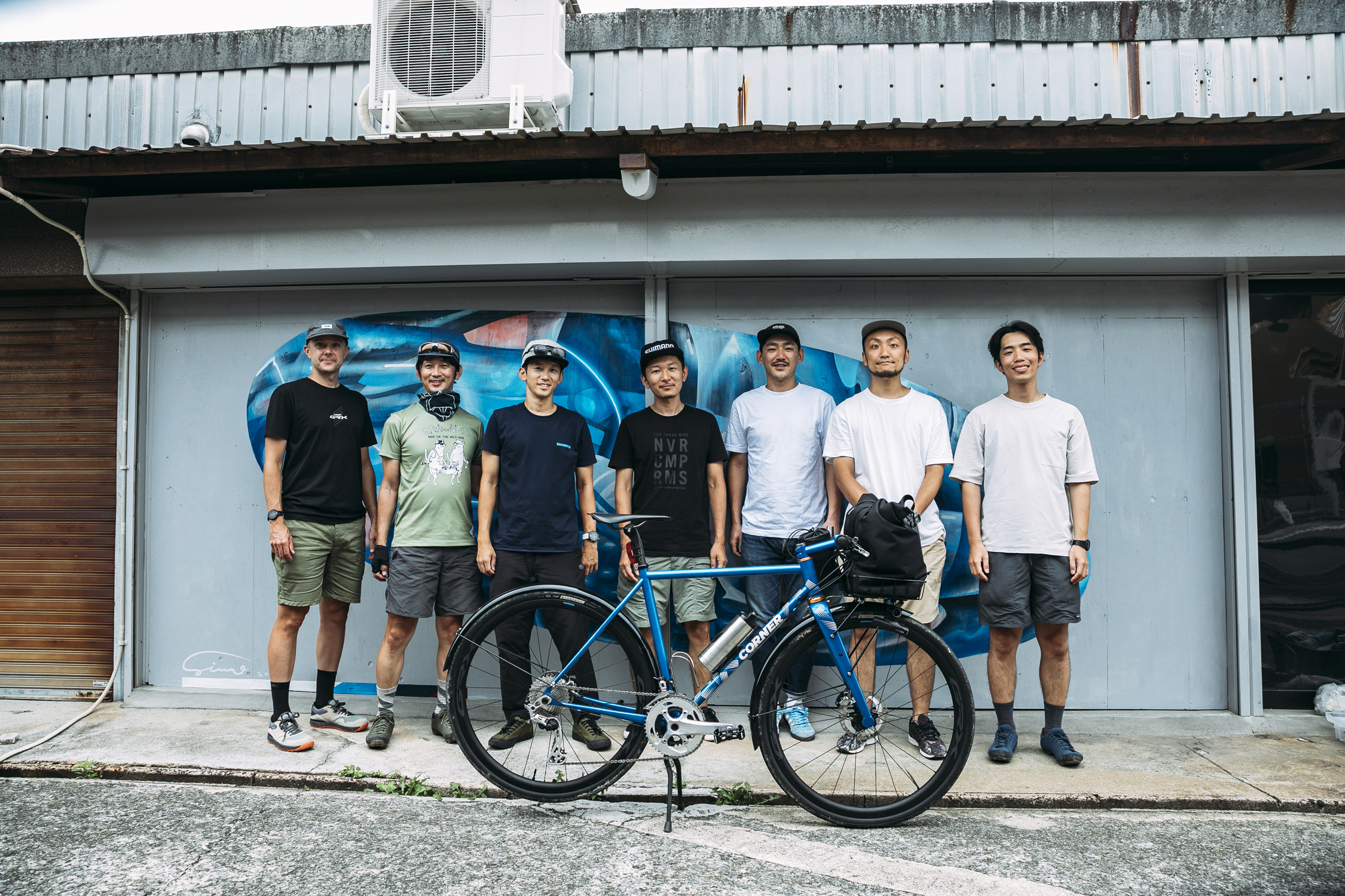 De crew van Corner Bikes voor de winkel