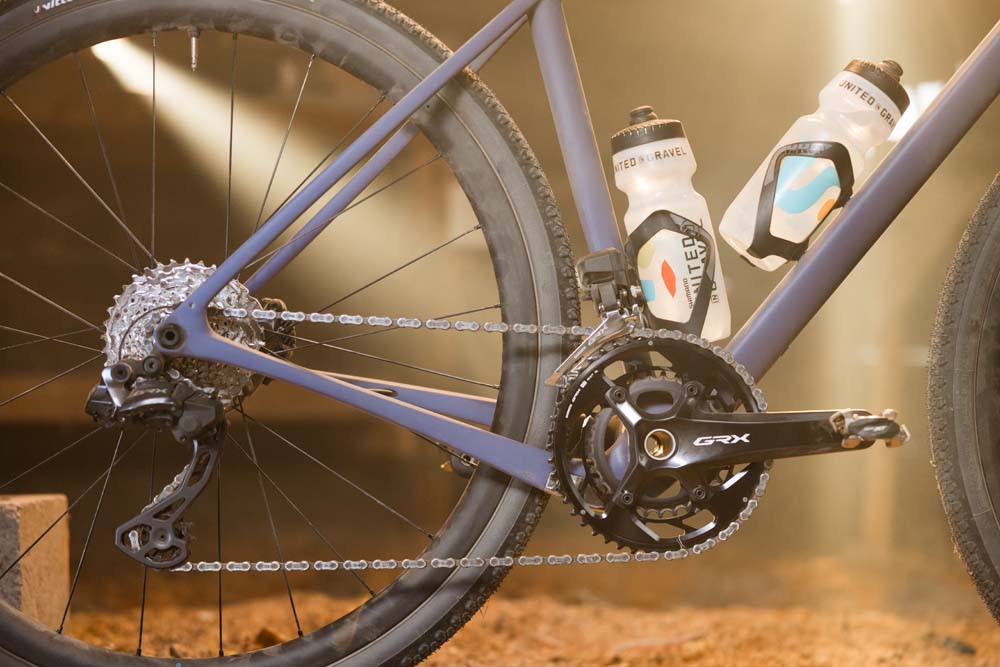 Kvinnelig syklist på en grussykkel med Shimano GRX RX825 Di2 elektronisk for 12-delt