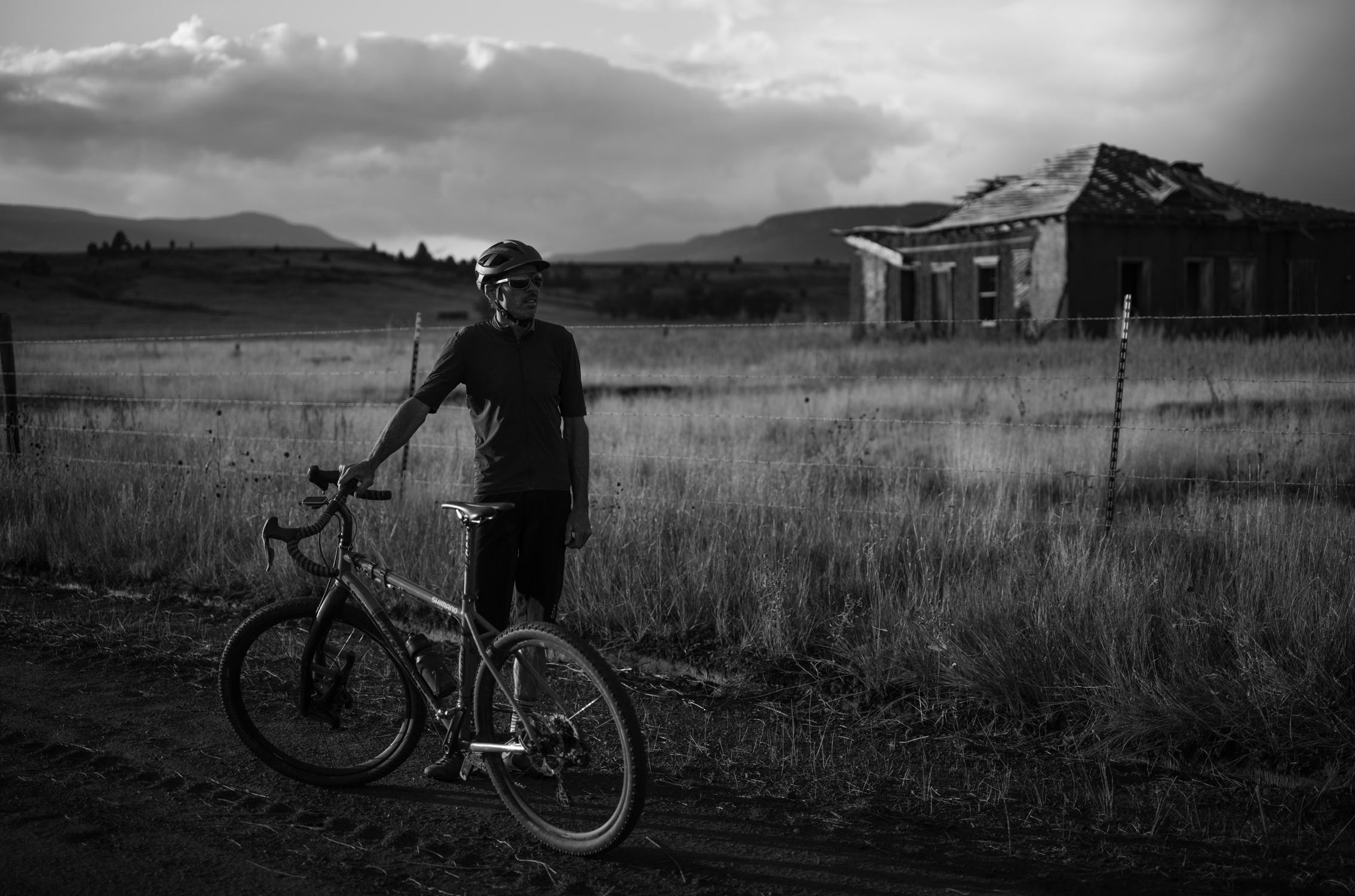 Alex Morgan som sykler på grussykkelen sin i New Mexico (svart-hvitt)