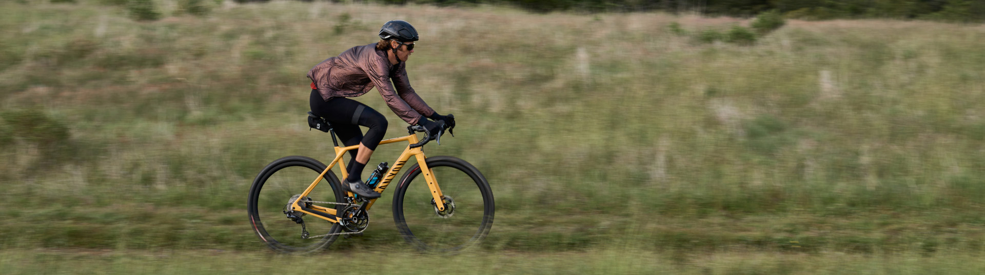 Peter Stetina na rowerze gravelowym wyposażonym w 12-rzędową grupę Shimano GRX