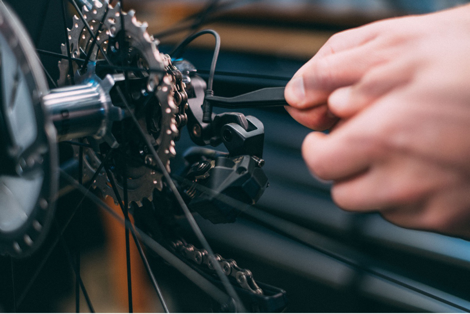 Plugging in SHIMANO Di2 cable to a GRX RD