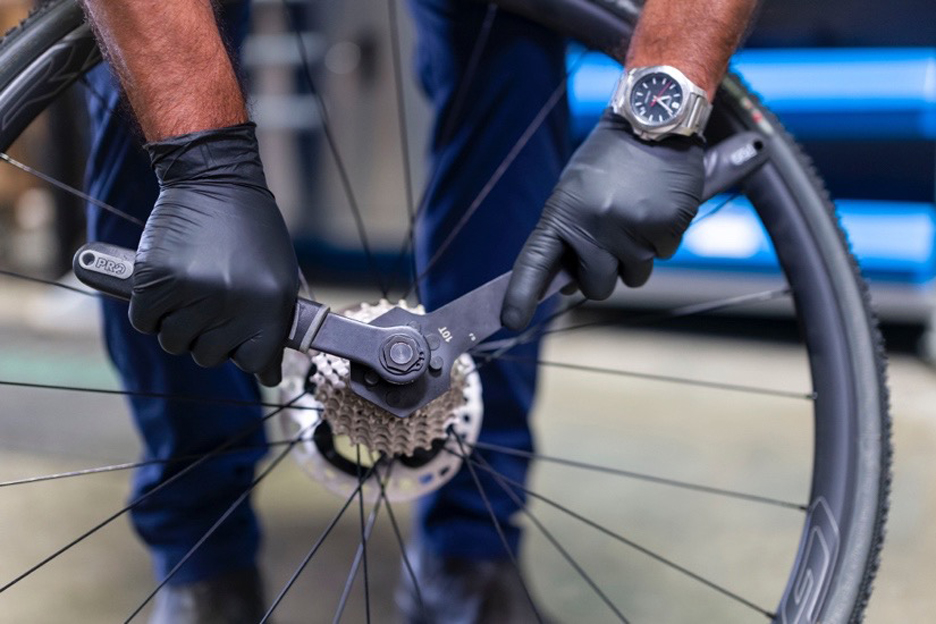 Removing a cassette with PRO bike Gear tools 