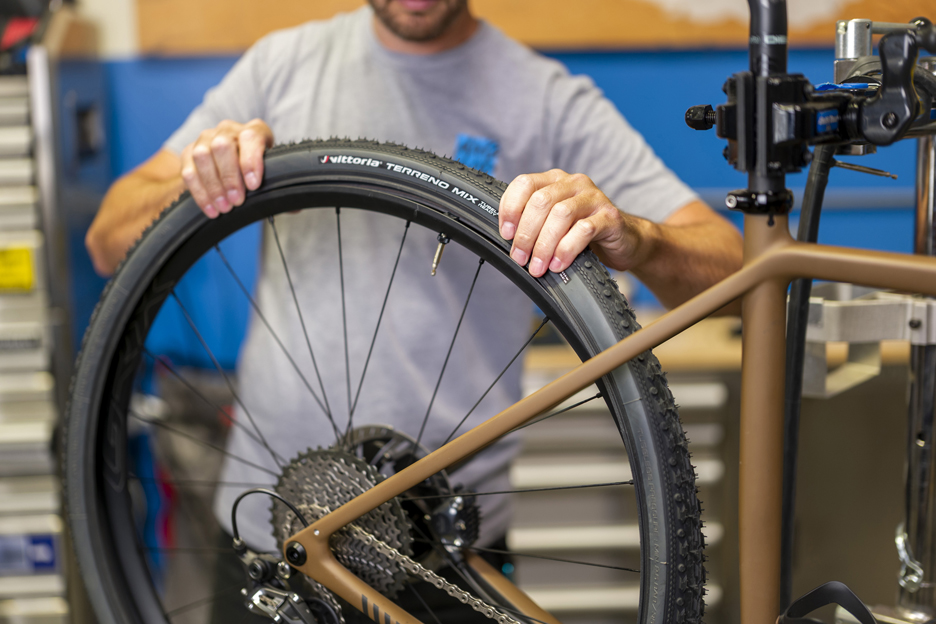 Setting up tubeless tires on a gravel bike with SHIMANO Wheels 