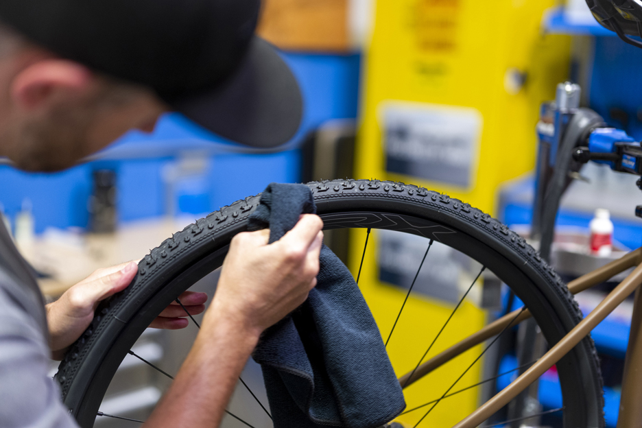 Installing Tubeless Tires on a shimano GRX gravel bike 